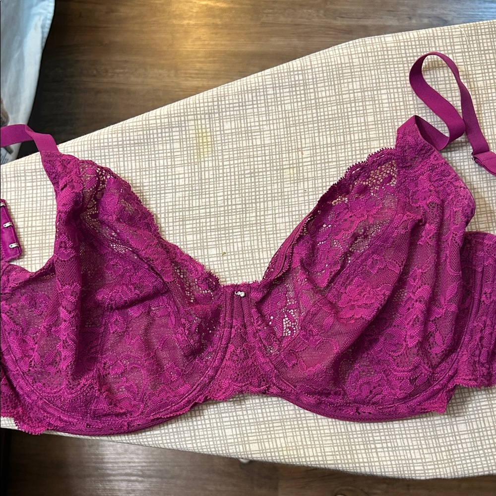 Elegant Lace Underwire Bra in Magenta
